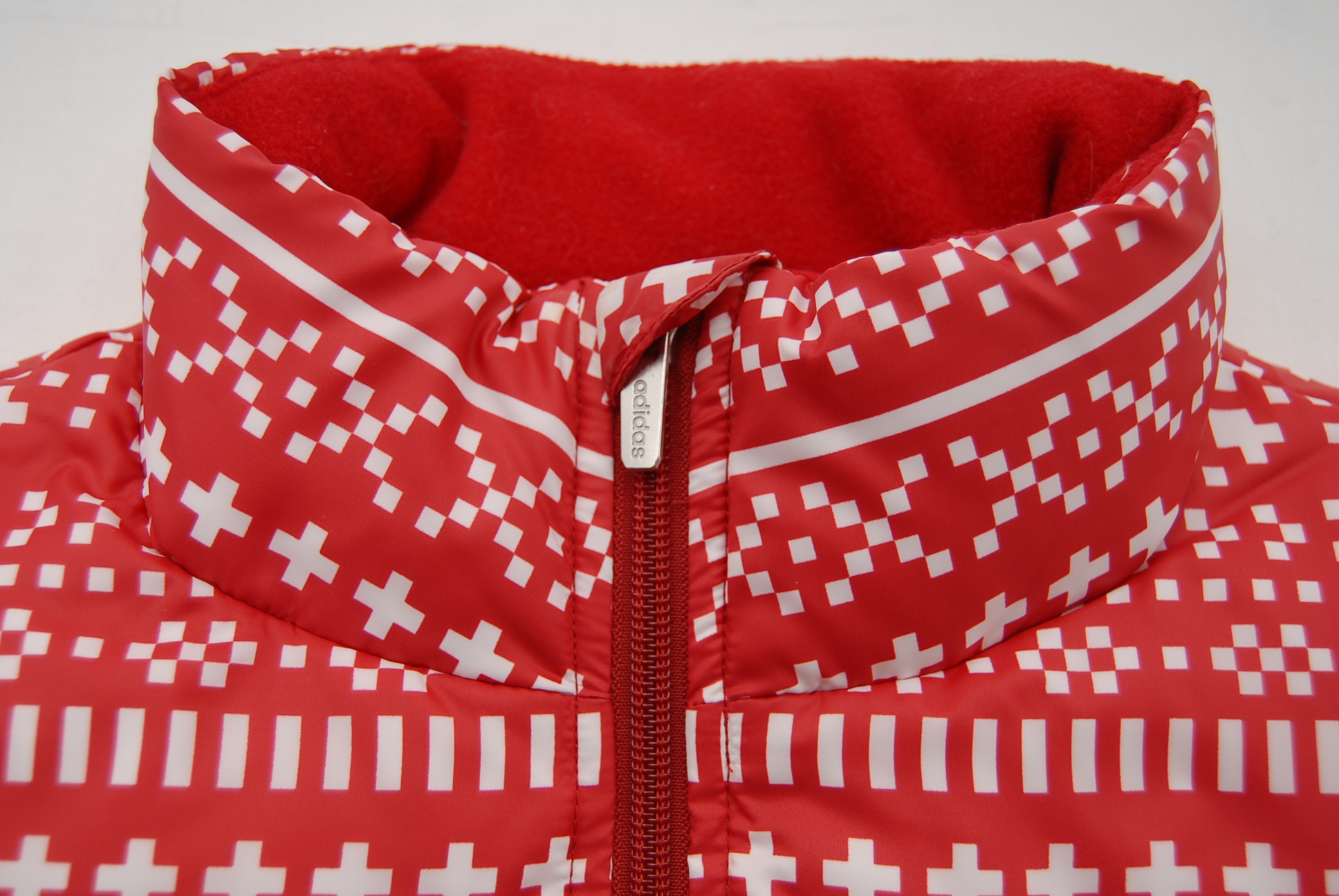 アディダス Adidas フルジップダウンベスト 中綿入り 赤 白 総柄 M Used ココゴルフ